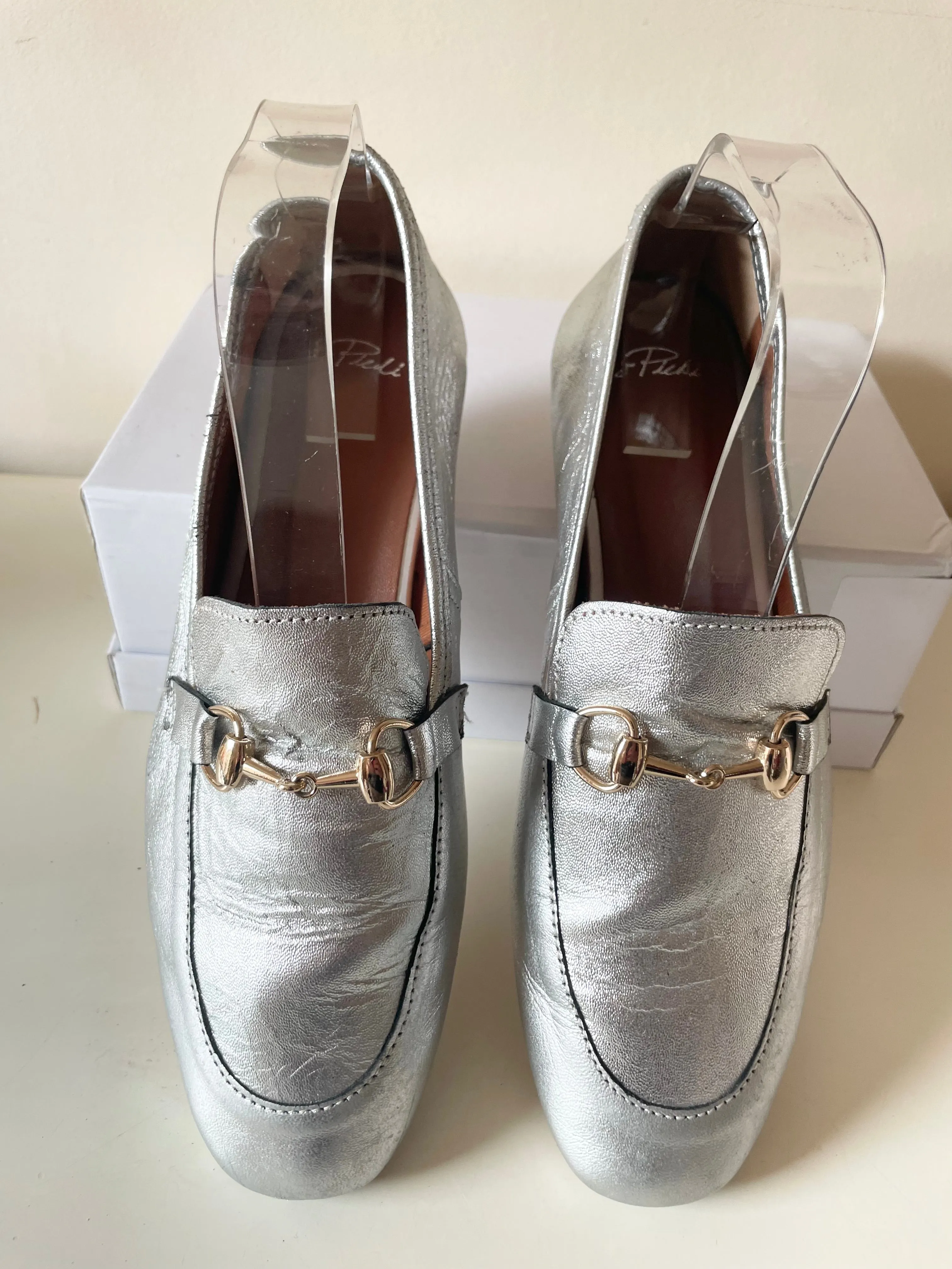 A PIEDI SILVER LEATHER FLAT LOAFERS SIZE 7/40