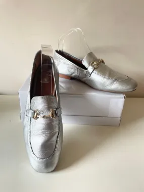 A PIEDI SILVER LEATHER FLAT LOAFERS SIZE 7/40