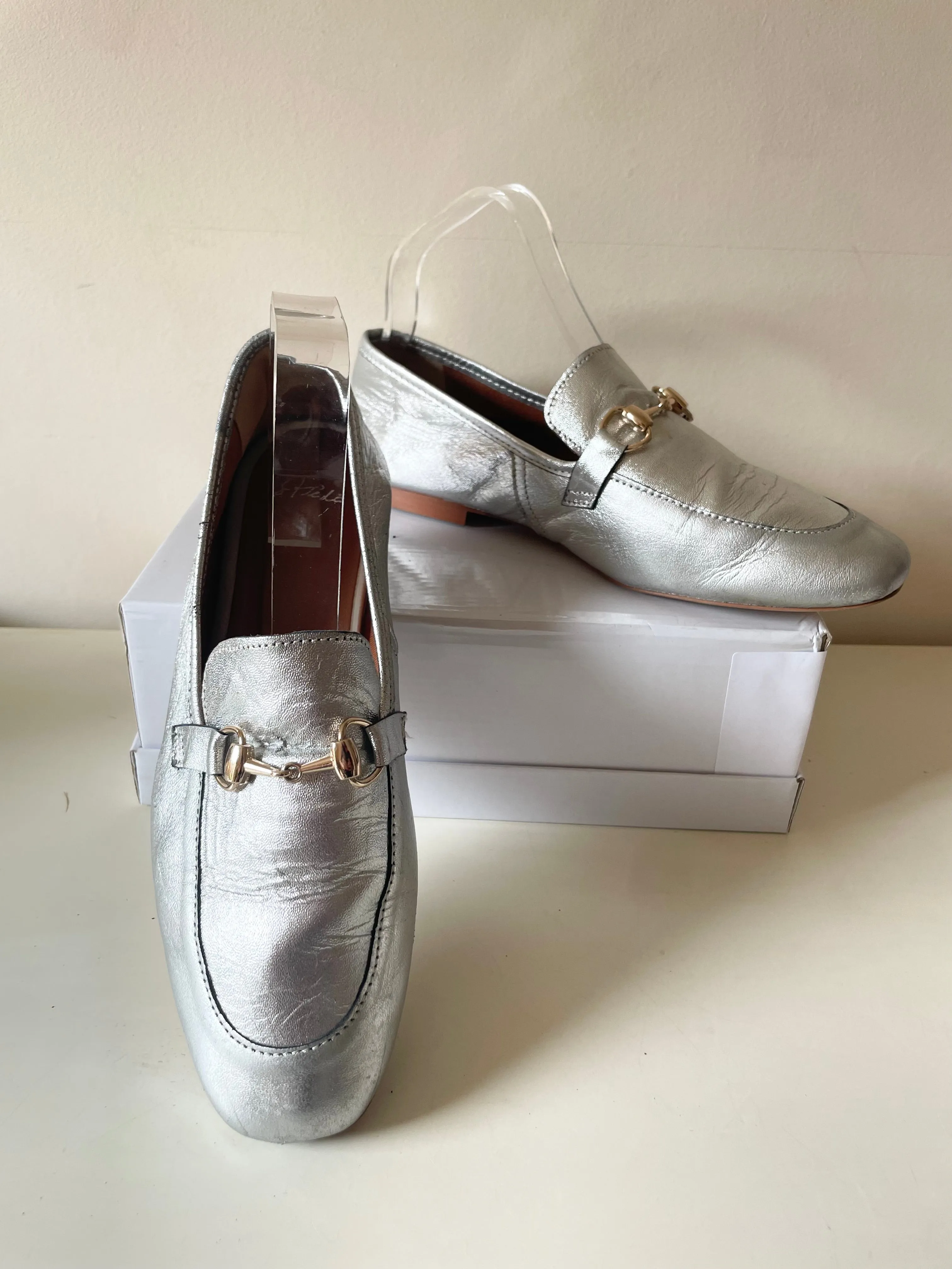 A PIEDI SILVER LEATHER FLAT LOAFERS SIZE 7/40
